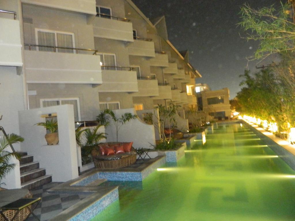 Hotel Pramod Convention & 4*